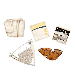 FOUR ARTISANAL SILVER OR GOLD BROOCHES & A BOX
