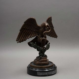 CARLOS ESPINO (México, 1953 - 2019) Águila mexicana Elaborada en bronce Con base circular de mármol negro Firmada Detalles...