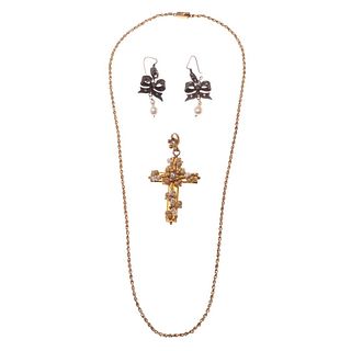 Collar torzal, cruz y par aretes con perlas en oro amarillo de 10k y plata .800. Peso: 20.4 g.