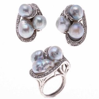 Anillo y par de aretes con perlas y diamantes en plata paladio. 9 perlas cultivadas color azul de 10 a 15 mm. 79 diamantes corte...