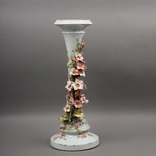 COLUMNA SIGLO XX Elaborada en porcelana blanca Con decoración floral en relieve  Detalles de conservación y ligeros faltante...