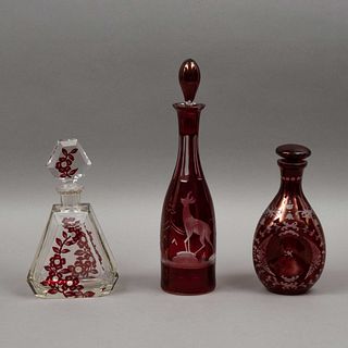 LOTE DE LICORERAS CHECOSLOVAQUIA, SIGLO XX Elaboradas en cristal de Bohemia, "Ruby glass" En tono rojo, con decoraciones flora...