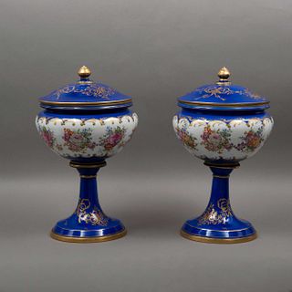 PAR DE COPONES FRANCIA, SIGLO XX Elaborados en porcelana azul de Sèvres Con decoraciones florales y moños dorados Cuentan co...