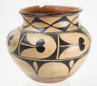 Native Pueblo Potter Jar