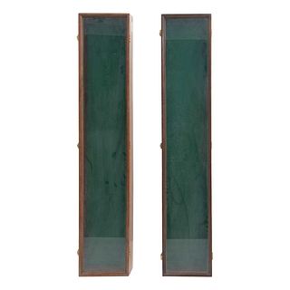 PAR DE VITRINAS PARA RIFLES. SXX. Elaboradas en madera. Con puertas de vidrio. 10 x 132 x 27 cm