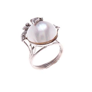 Anillo vintage con media perla y diamantes en plata paladio. 1 media perla cultivada color gris de 15 mm. 12 diamantes corte 8 x...