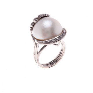 Anillo vintage con media perla y diamantes en plata paladio. 1 media perla cultivada color gris de 17 mm. 26 diamantes corte 8 x...