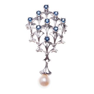 Pendiente prendedor con perla y zafiros en oro blanco de 10k. 1 perla cultivada color blanco de 8 mm. 9 zafiros corte redondo.<R...