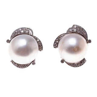 Par de aretes vintage con medias perlas y diamantes en plata paladio. dos medias perlas cultivadas color gris de 18 mm. 26 diama...