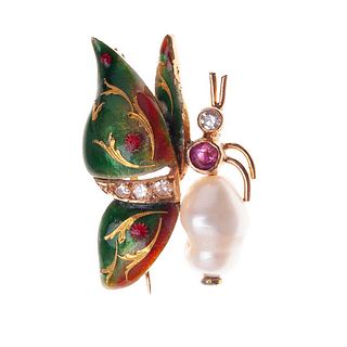 Prendedor con perla, rubí, diamantes y esmalte en oro amarillo de 14k. Elaborado en forma de mariposa. Peso: 4.1 g.