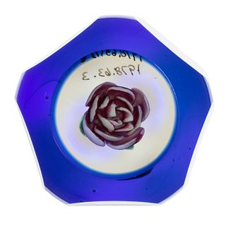 FRANCIS WHITTEMORE (AMERICAN 1921-2020) CRIMP ROSE OVERLAY MINIATURE ART GLASS PAPERWEIGHT, 