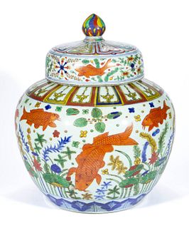 CHINESE EXPORT PORCELAIN MING-STYLE WUCAI / FAMILLE VERTE JAR WITH COVER, 