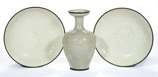 CHINESE EXPORT PORCELAIN DING WARE ARTICLES, LOT OF THREE, 