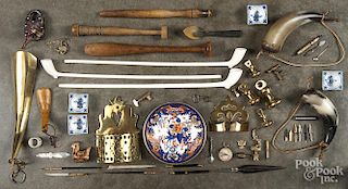 Miscellaneous lot, to include two shoe horns, three white pipes, keys and locks, wooden items, a pin