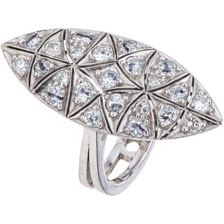 ANILLO CON DIAMANTES EN PLATA PALADIO. Diamantes corte brillante y corte 8x8 ~0.75 ct. Talla: 5 ¼