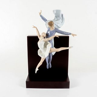 Lladro Porcelain Figurine, Graceful Moment 1006033 Ltd