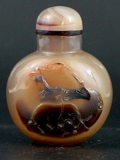 Chinese Carved Agate Snuff Bottle. 中国玛瑙雕刻鼻烟壶