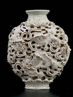 Chinese White Porcelain Snuff Bottle. 中国白瓷鼻烟壶