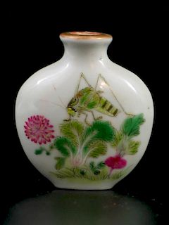 Chinese Famille Rose Porcelain Snuff Bottle, Qianlong Mark. 中国粉彩瓷鼻烟壶，乾隆款