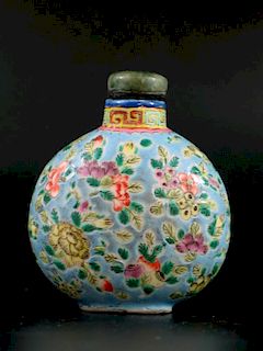 Chinese Famille Rose Porcelain Snuff Bottle. 中国粉彩瓷鼻烟壶