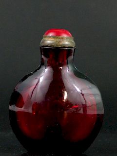 Chinese Red Glass Snuff Bottle. 中国红色玻璃鼻烟壶