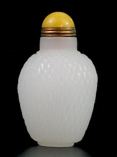 Chinese Glass Minicking White Jade Snuff Bottle 中国玻璃仿白玉鼻烟壶