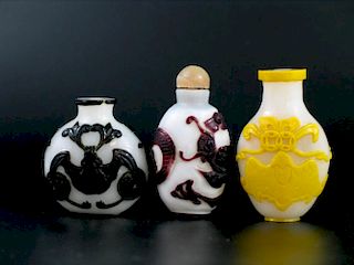 Three Chinese Peking Glass Snuff Bottles 中国北京玻璃鼻烟壶3个