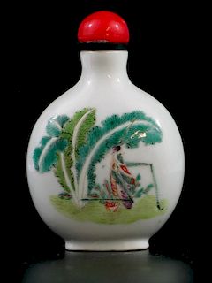 Chinese Famille Rose Porcelain Snuff Bottle, Qianlong Mark. 中国粉彩鼻烟壶，乾隆款