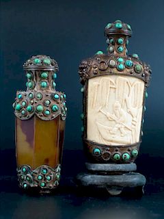 Two Chinese Carved Snuff Bottles 中国鼻烟壶两个