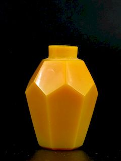 Chinese Peking Glass Snuff Bottle 中国翡翠鼻烟壶
