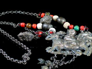 Chinese Silver Necklace, Red Coral, Chequ Beads. 镶有红珊瑚、砗磲珠的银项链