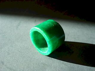 OLD CHINESE Green Jade Archor Thumb RING, 1" H x 7/8" W 旧中国的翡翠拇指指环 高1英寸 x 宽0.875英寸