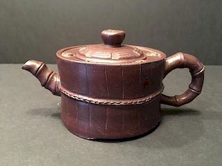 A Fine Chinese Yixing Zisha Teapot, Marked by Gu Jing Zhou 大师制作的中国宜兴紫砂壶，有“顾景舟”标志