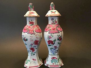ANTIQUE Pair Chinese Famille Rose Covered vases, early 18th C, Yongzheng period 中国古代粉彩双耳花瓶，18世纪初，雍正时期