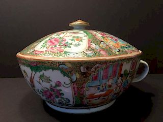 ANTIQUE Chinese Rose Medallion Chamber Covered Bowl,  19th Century 中国古代玫瑰纹饰的盖碗，19世纪