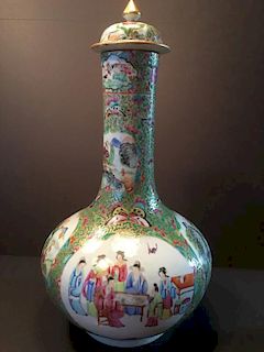 ANTIQUE Chinese Large Rose Medallion Water Bottle, 19th Century. 20" High, 10" wide 中国古代玫瑰纹饰大水瓶，19世纪, 高20英寸,宽10英