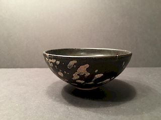 ANTIQUE Chinese Cizhou bowl with decorations, 14th-15th C. 4 1/4" diameter x  1 7/8" high 中国古磁州窑带纹饰的碗，14-15世纪，直径4.25