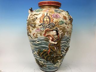ANTIQUE Japanese Huge Satsuma Urn Vase with figurines, Meiji period. Marked on the bottom 古董日本人物纹饰大瓶，明治时期.款在底部