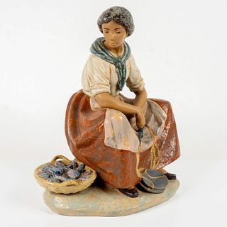 Fisherwoman 1012081 - Lladro Porcelain Figurine