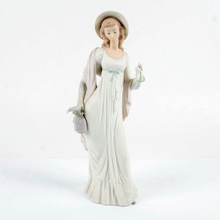 Dainty Lady 1014934 - Lladro Porcelain Figurine