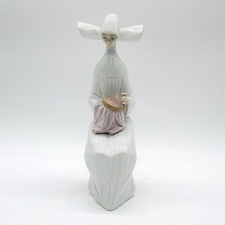 Time to Sew (White) 1005501.3 - Lladro Porcelain Figurine