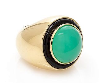 An 18k Yellow Gold, Chrysoprase and Onyx Ring, Italian, 31.30 dwts.