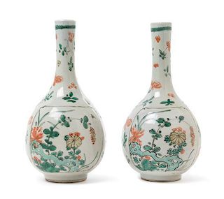 A Pair of Famille Verte Porcelain Bottle Vases Height of each 7 1/4 inches. 素三彩花卉紋錐把瓶一對，或清康熙，高7.25英吋