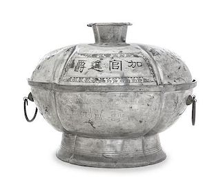 A Pewter Warming Dish Width 11 inches. 錫製溫食器，19世紀，寬11英吋