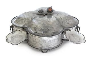 A Pewter Warming Dish Width 14 inches. 錫製溫食器，19世紀，寬14英吋