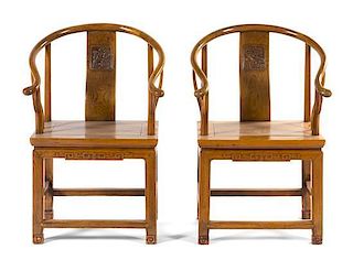 A Pair of Elmwood Horseshoe-Back Chairs, Quanyi Height 38 3/8 inches. 榆木圈椅一對，高38.375英吋