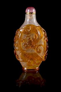 An Amber Overlay Clear Glass Snuff Bottle Height 3 1/8 inches. 雪霏地套琥珀色玻璃螭龍紋鼻煙壺，1790-1840年， 高3.125英吋