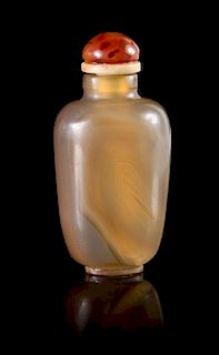 * A Banded Agate Snuff Bottle Height 2 1/2 inches. 瑪瑙鼻煙壺，高2.5英吋