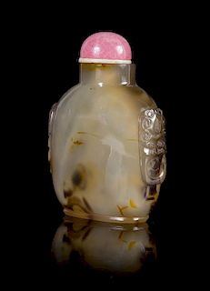 A Cameo Agate Snuff Bottle Height 3 1/4 inches. 瑪瑙鼻煙壺，高3.25英吋