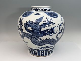 Large Scale Chinese Qing Style Blue and White Porcelain Jar 